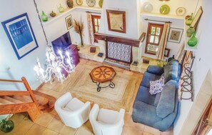 Televisión y chimenea