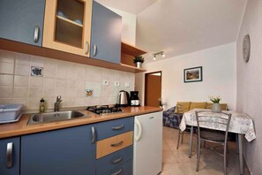 Frigorífic, placa de cuina, cafetera i tetera i congelador 