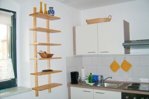 Kühlschrank, Mikrowelle, Ofen, Wasserkocher mit Kaffee-/Teezubehör