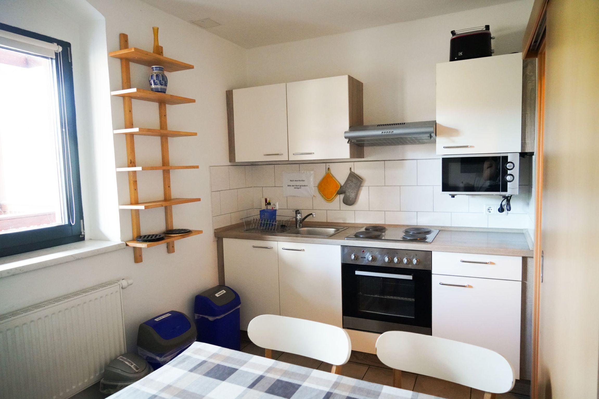 Fridge, microwave, oven, coffee/tea maker