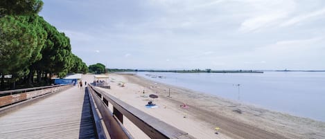 Una spiaggia nelle vicinanze
