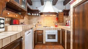 Frigorífico, placa de cocina, lavavajillas y cafetera o tetera