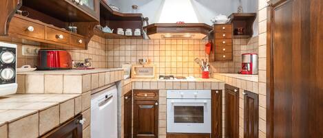 Refrigerador, parrilla de estufa, lavavajillas y cafetera y tetera