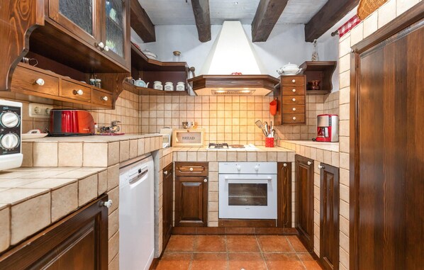 Kühlschrank, Mikrowelle, Herdplatte, Geschirrspüler
