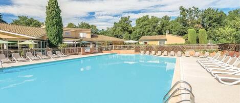 Piscine couverte, piscine extérieure