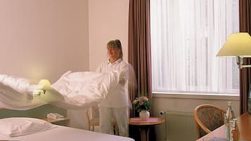 1 bedroom, desk, WiFi, bed sheets
