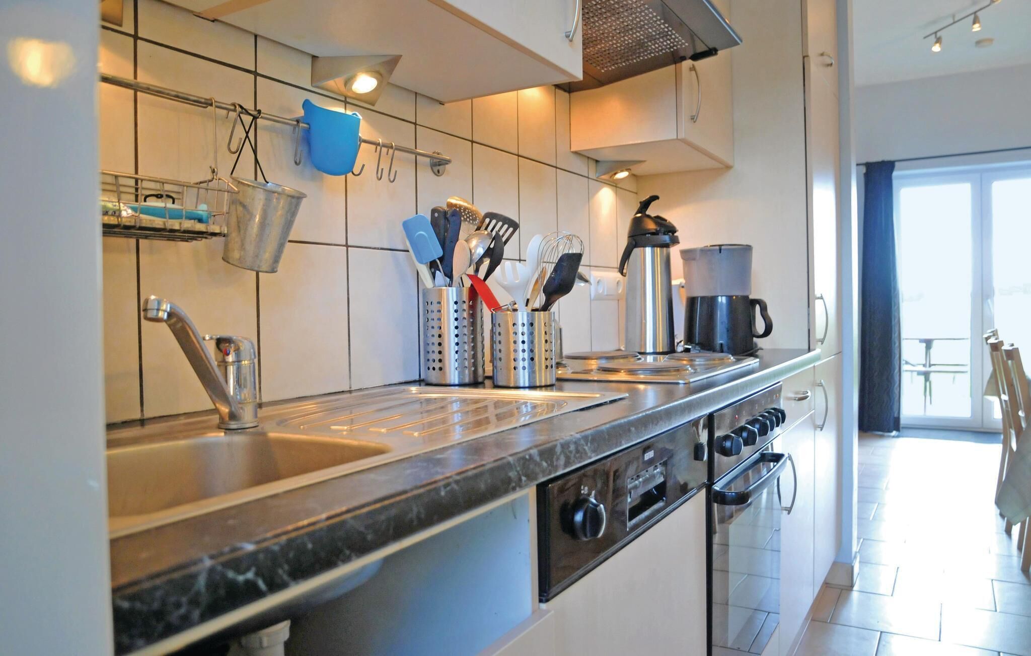 ثلاجة، موقد طهي مسطح، غسالة أطباق، ماكينة لصنع القهوة/الشاي