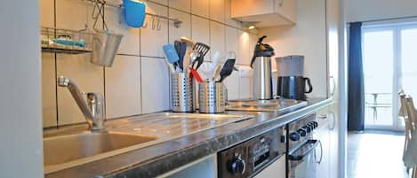 Een koelkast, een kookplaat, een vaatwasser