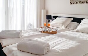 3 bedrooms, travel cot, free WiFi, bed sheets - Amazing home in Arroyomolinos with WiFi (Arroyomolinos)