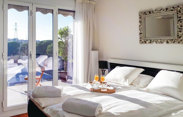 3 bedrooms, travel cot, free WiFi, bed sheets - Amazing home in Arroyomolinos with WiFi (Arroyomolinos)