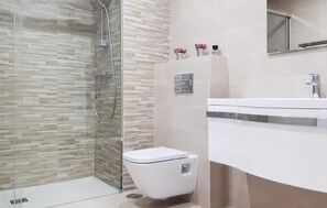 Shower - Awesome home in Arroyomolinos (Arroyomolinos)