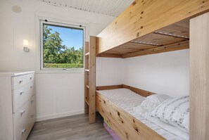 2 bedrooms, travel crib, free WiFi