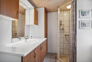 Shower - Gorgeous home in Haderslev with WiFi (Haderslev)