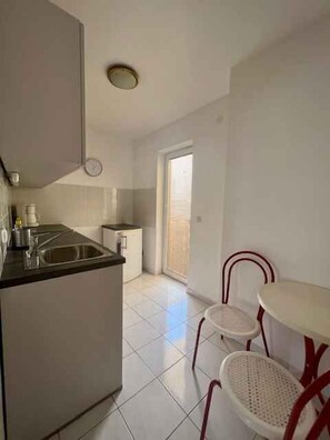 Kühlschrank, Herdplatte, Wasserkocher mit Kaffee-/Teezubehör