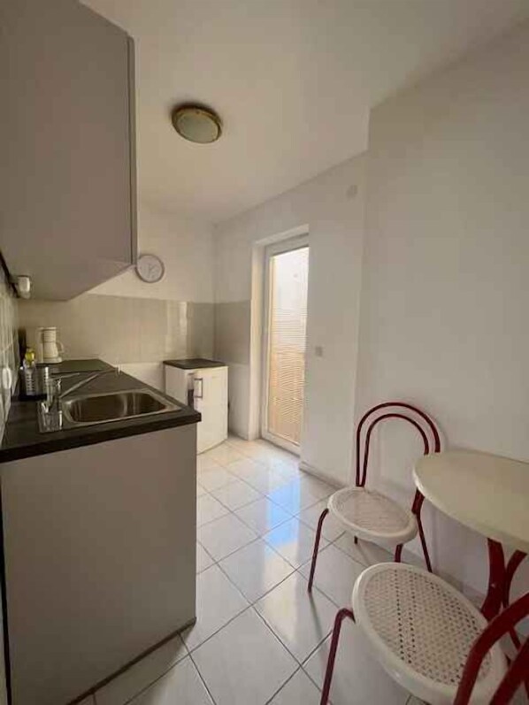 Réfrigérateur, plaque de cuisson, cafetière/bouilloire