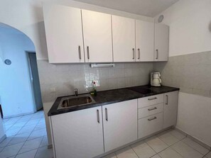 Kühlschrank, Herdplatte, Wasserkocher mit Kaffee-/Teezubehör