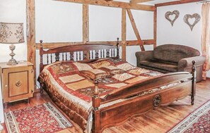 9 bedrooms, travel crib, internet