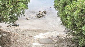 A natural landscape with a clear water body, surrounded by dense green foliage. - Soleiliosonne Haus Zeus (Ermioni)