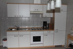 Kühlschrank, Mikrowelle, Ofen, Wasserkocher mit Kaffee-/Teezubehör