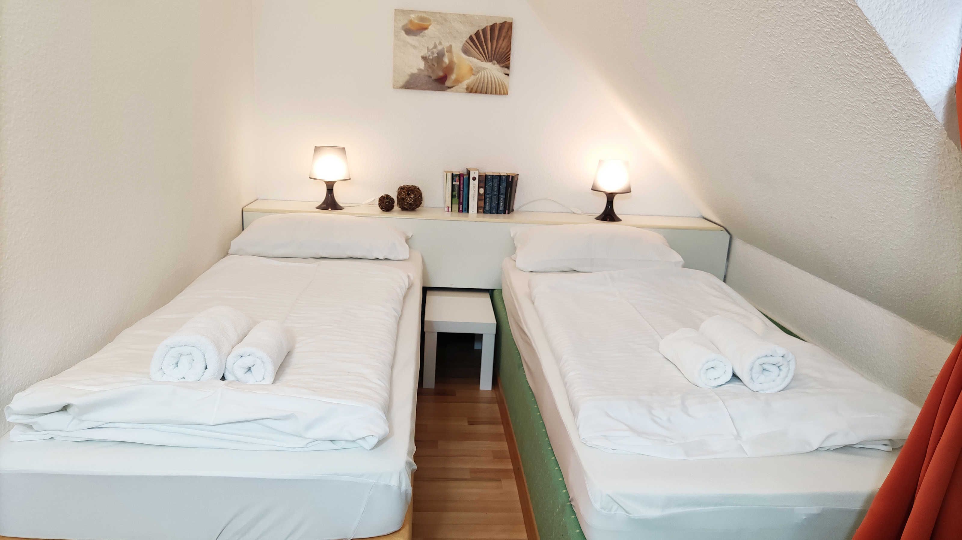 2 Schlafzimmer, Schreibtisch, Bügeleisen/Bügelbrett, Reisekinderbett