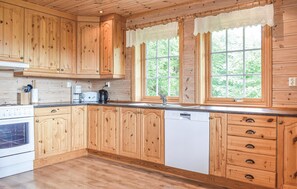 ثلاجة، موقد طهي مسطح، غسالة أطباق، ماكينة لصنع القهوة/الشاي