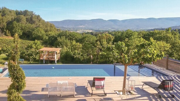 A pool area with a view of a vineyard and mountains. - 2 bedroom stunning home in Apt (Apt)