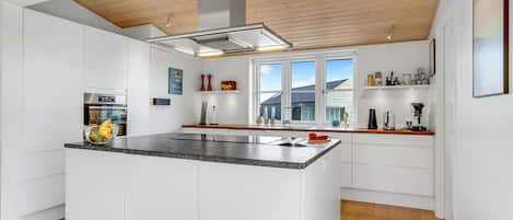 Jääkaappi, liesi, astianpesukone, kahvin-/teenkeitin