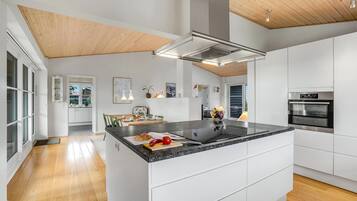 Køleskab, kogeplade, opvaskemaskine, kaffe-/temaskine