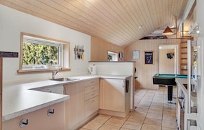 Réfrigérateur, micro-ondes, plaque de cuisson, lave-vaisselle