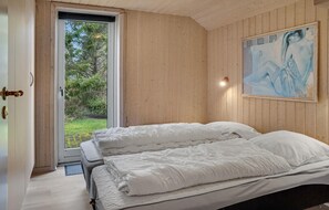 5 bedrooms, travel crib, free WiFi - Amazing home in Væggerløse with WiFi (Væggerløse)