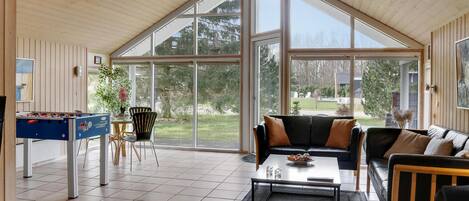 Fernseher, Kamin, DVD-Player, Tischfußball