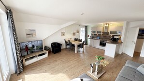Een modern appartement met een eethoek, keuken en woonkamer.
