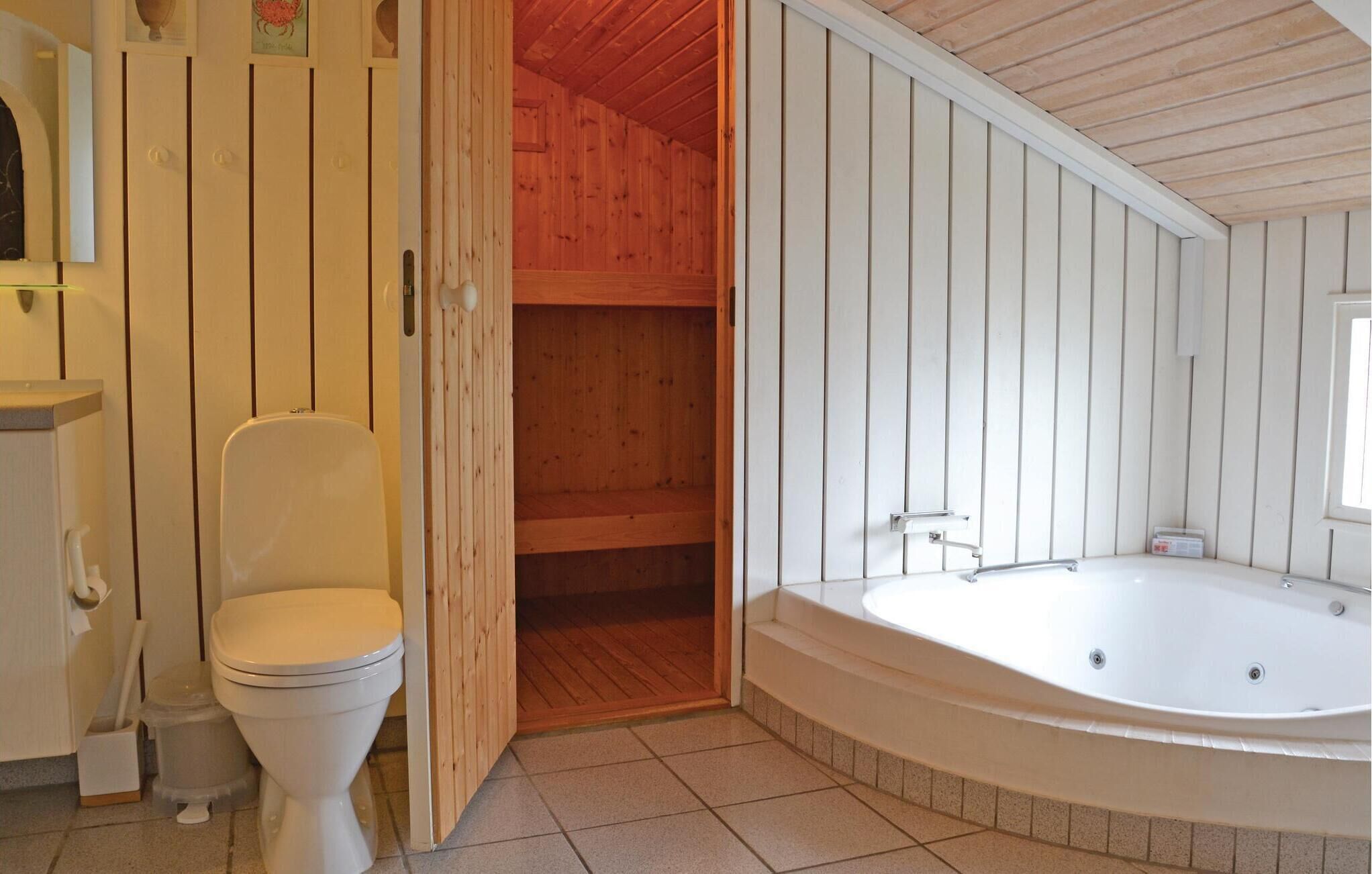 Une salle de bain équipée de toilettes, d’une douche et d’une baignoire.
