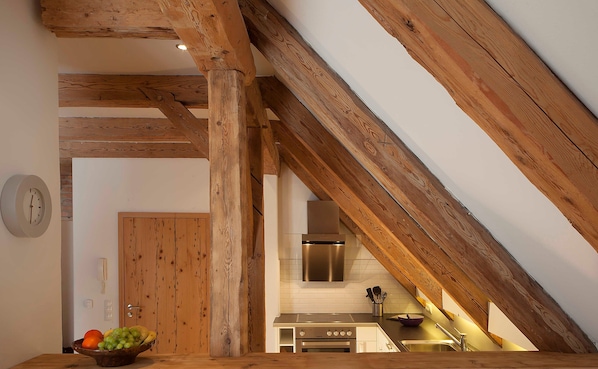 Réfrigérateur, four, lave-vaisselle, chaise haute