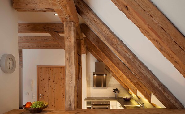 Réfrigérateur, four, lave-vaisselle, chaise haute