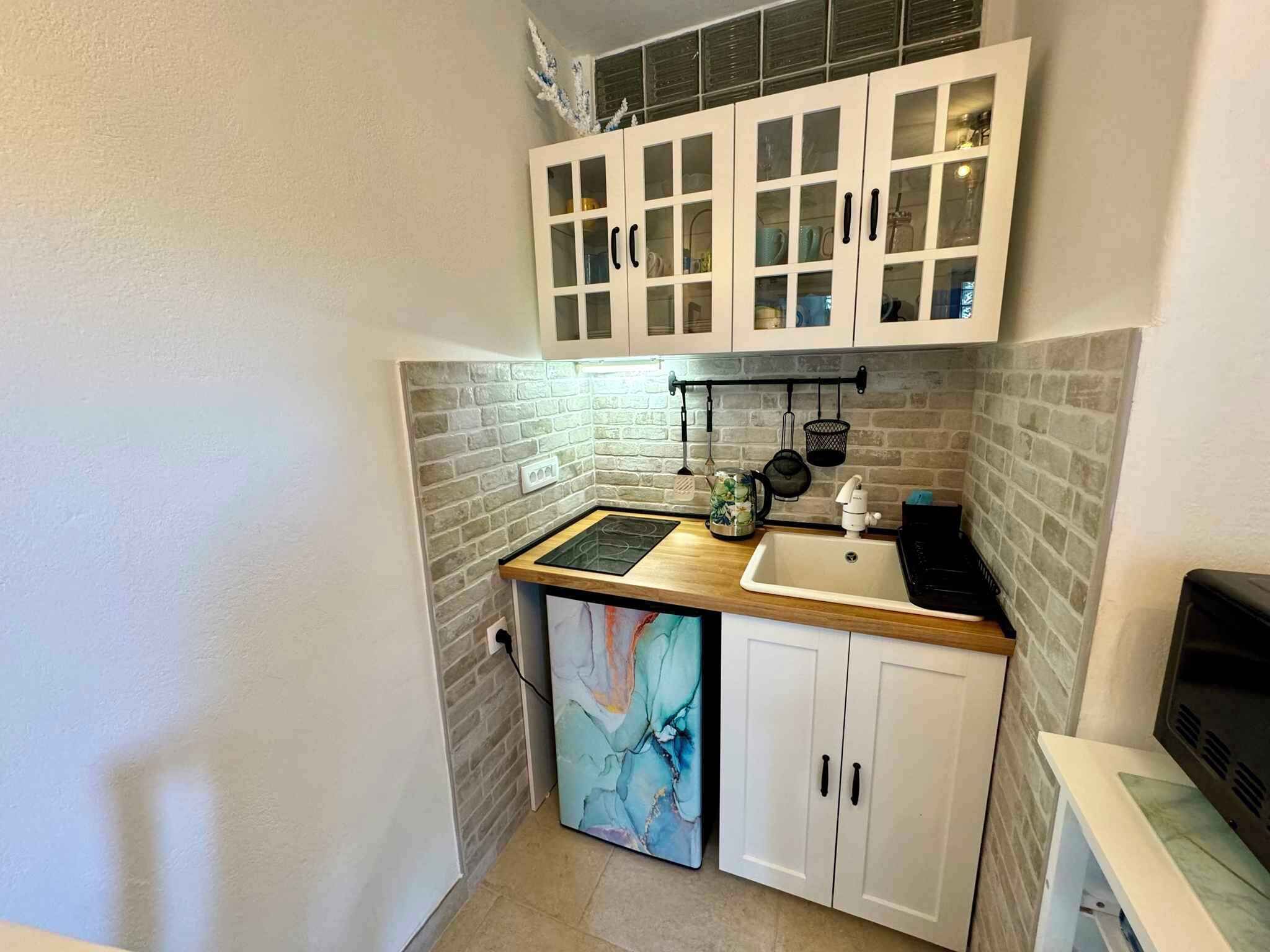 Fridge, microwave, stovetop, coffee/tea maker