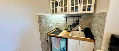 Jääkaappi, mikroaaltouuni, liesi, leivänpaahdin