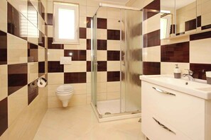 Shower - Holiday apartment mit Pool (Baška)