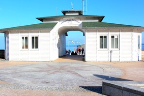 Unclassified image, 3 of 25, button