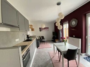 Kjøleskap, ovn, kaffetrakter/tekoker og vannkoker