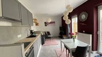 Fridge, oven, coffee/tea maker, electric kettle