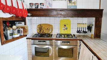 Réfrigérateur, plaque de cuisson, lave-vaisselle, cafetiÚre/bouilloire