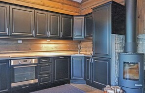 Kjøleskap, kokeplater, oppvaskmaskin og kaffetrakter/tekoker