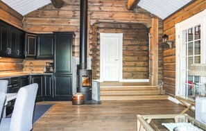 Kjøleskap, kokeplater, oppvaskmaskin og kaffetrakter/tekoker