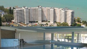 Un hôtel doté d’une piscine, offrant une vue sur la mer et disposant d’un parking.