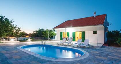 Superbe maison de 3 chambres Ă Lozovac