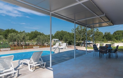 3 bedroom awesome home in Lozovac