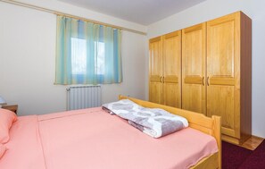 3 bedrooms, free WiFi, bed sheets