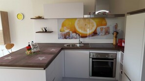 Geladeira, fogão, lava-louças, chaleira elétrica