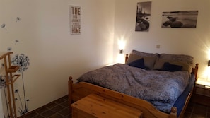 2 bedrooms, travel cot, WiFi, bed sheets